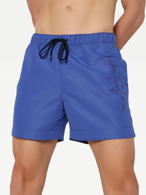 TRAJE-DE-BAÑO-TOMMY-HILFIGER-DE-CORTE-REGULAR-CON-LARGO-MEDIO-Y-LOGO-DE-HOMBRE-TOMMY-HILFIGER