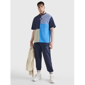 

PLAYERA TOMMY JEANS CON DISEÑO TIPO PATCHWORK DE HOMBRE Talla: XS