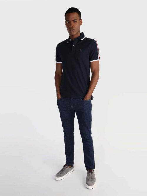 POLO-CON-LOGO-BORDADO-EN-MANGA-TOMMY-HILFIGER-DE-HOMBRE