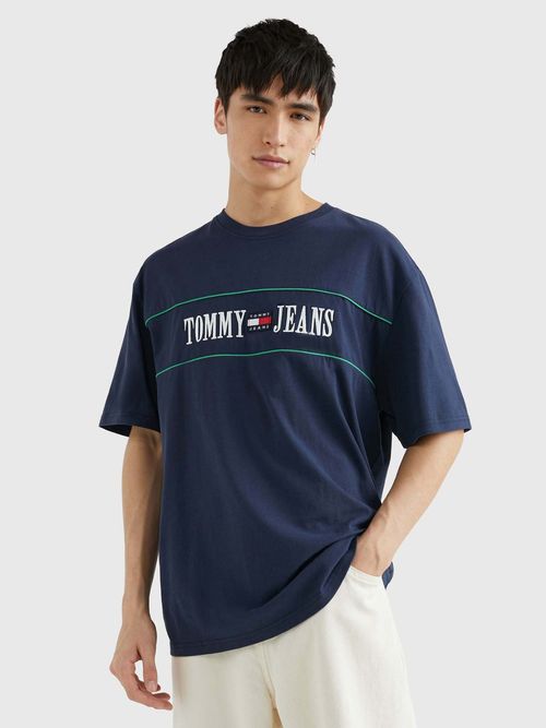 PLAYERA-ARCHIVE-DE-CORTE-AMPLIO-CON-PARCHE-TOMMY-JEANS-DE-HOMBRE