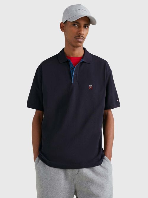 POLO-CON-TAPETA-CON-MONOGRAMAS-TOMMY-HILFIGER-DE-HOMBRE