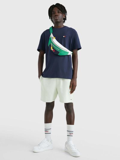 PLAYERA-CON-PARCHE-DE-CORTE-CLASICO-TOMMY-JEANS-DE-HOMBRE