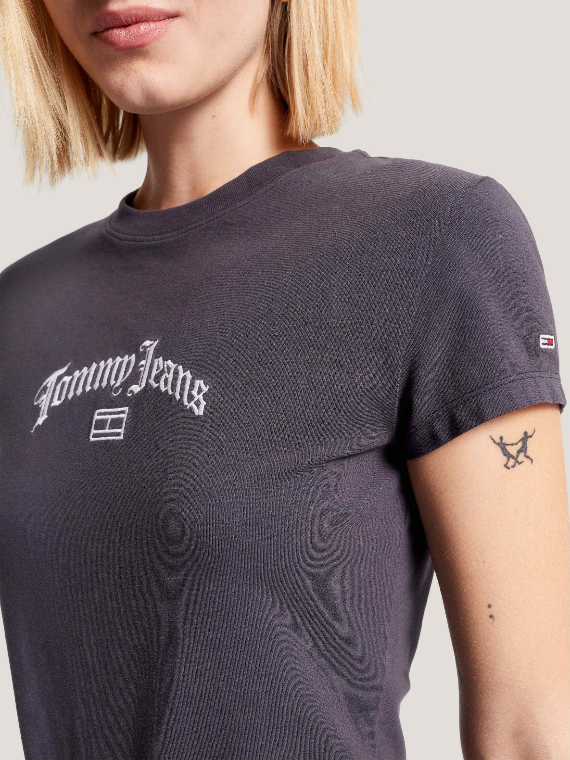 Playera con logo grunge bordado de mujer Tommy Jeans