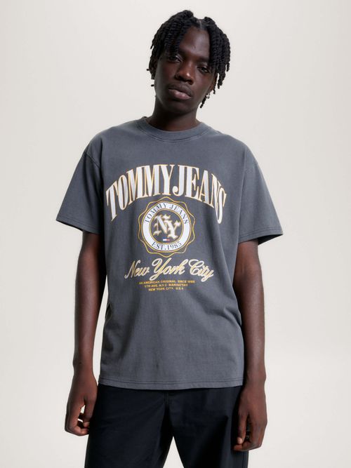Playera-amplia-con-logo-universitario-de-hombre