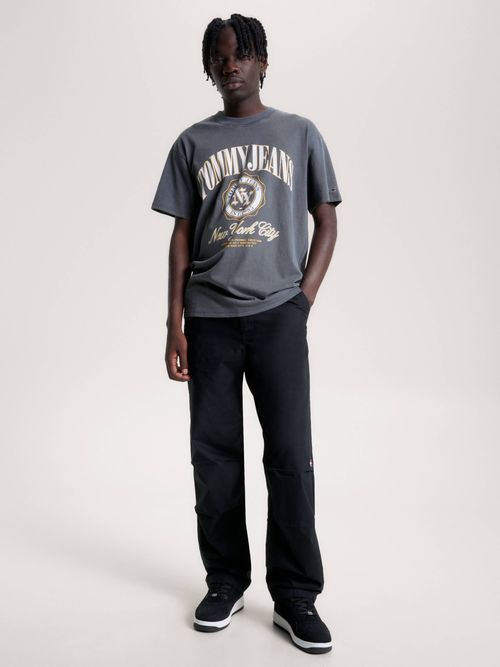 Playera-amplia-con-logo-universitario-de-hombre