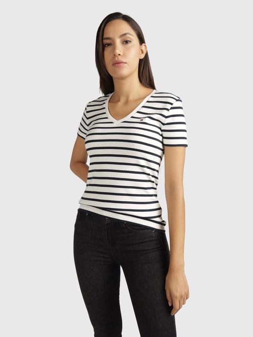 Playera-de-rayas-con-cuello-de-pico-de-mujer
