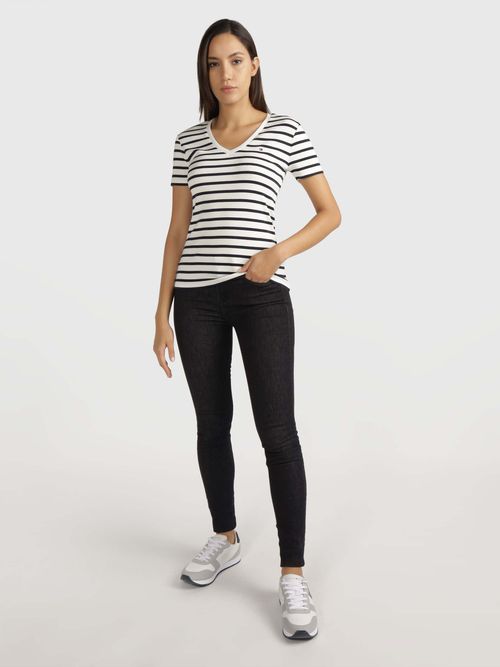 Playera-de-rayas-con-cuello-de-pico-de-mujer