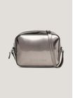 Bolso-bandolera-metalizado-con-logo-de-mujer