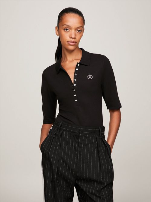 Polo-con-monograma-bordado-de-mujer