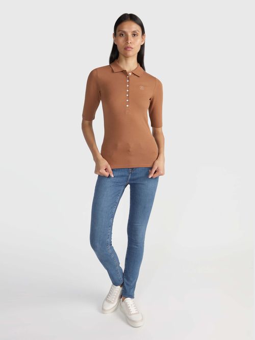 Polo-con-monograma-bordado-de-mujer