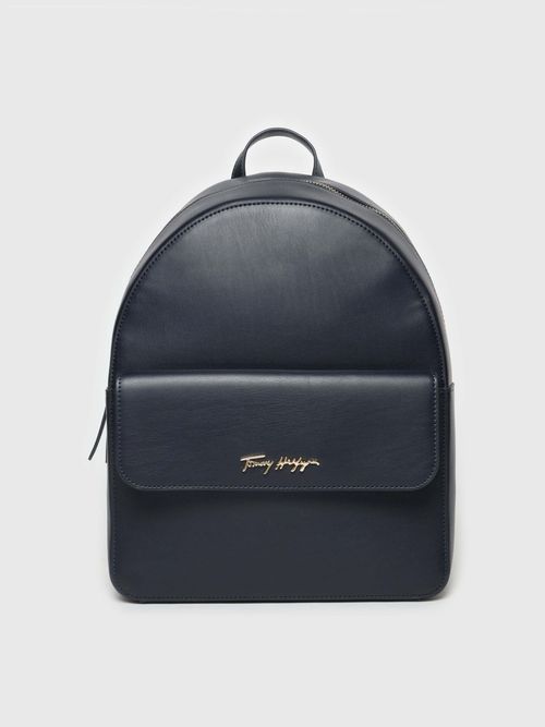 Mochila-con-logo-metalico-de-mujer