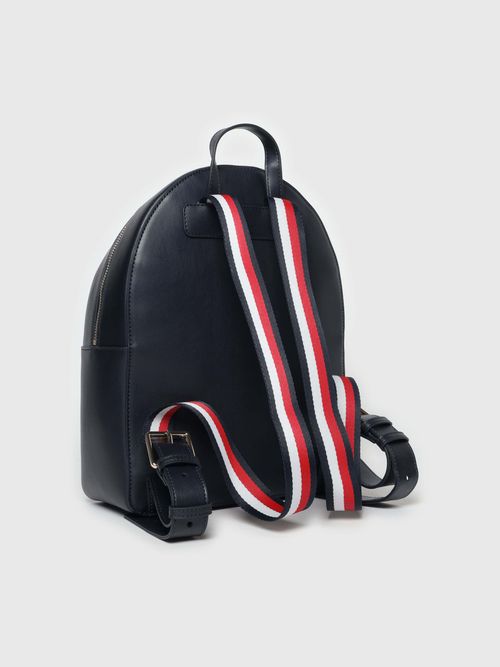Mochila-con-logo-metalico-de-mujer