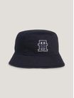 Sombrero-bucket-Elevated-con-monograma-TH-de-hombre