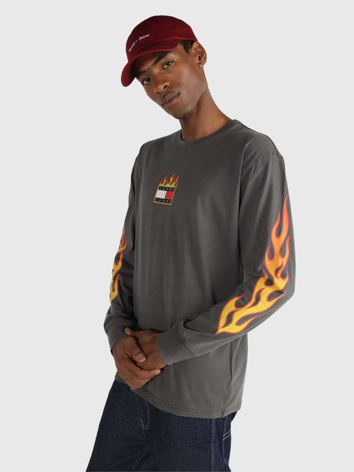 Playera-con-logo-en-llamas-de-hombre