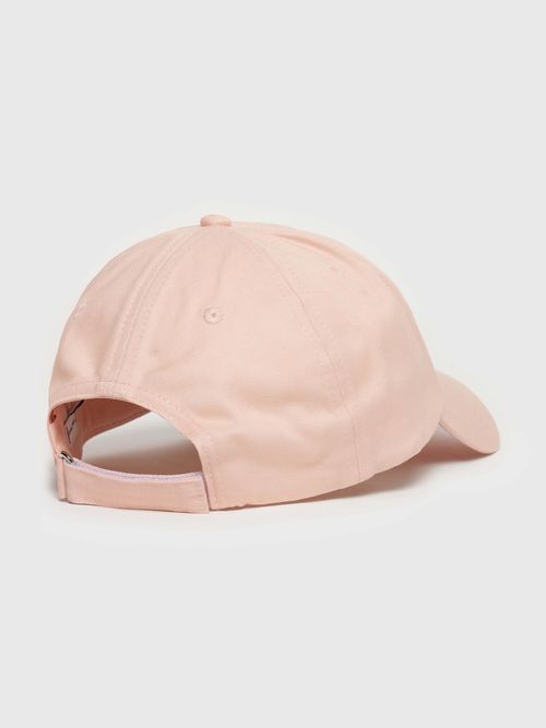 Gorra-con-logo-bordado-de-mujer