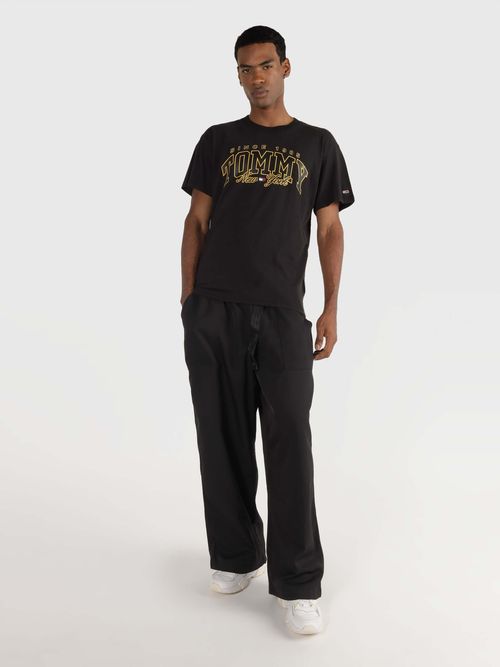 Playera-con-logo-bordado-de-hombre