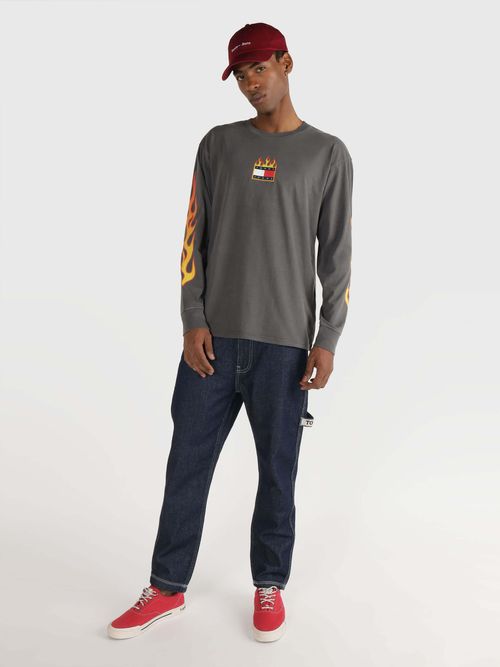 Playera-con-logo-en-llamas-de-hombre