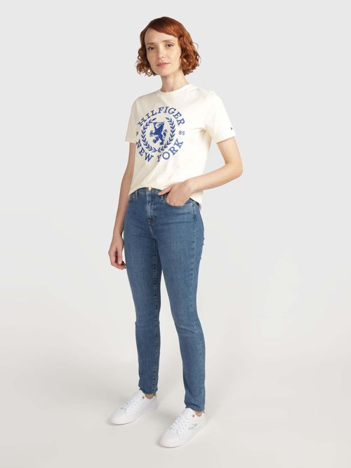 Playera-de-cuello-redondo-con-escudo-bordado-de-mujer