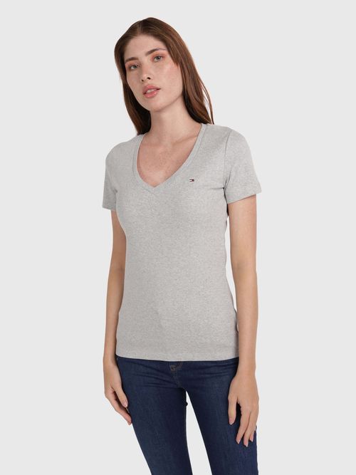 Playera-cuello-V-de-mujer