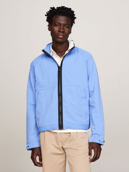 Cortavientos-con-capucha-y-cuello-levantado-de-hombre