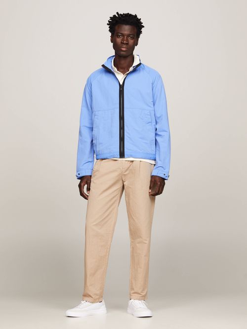 Cortavientos-con-capucha-y-cuello-levantado-de-hombre