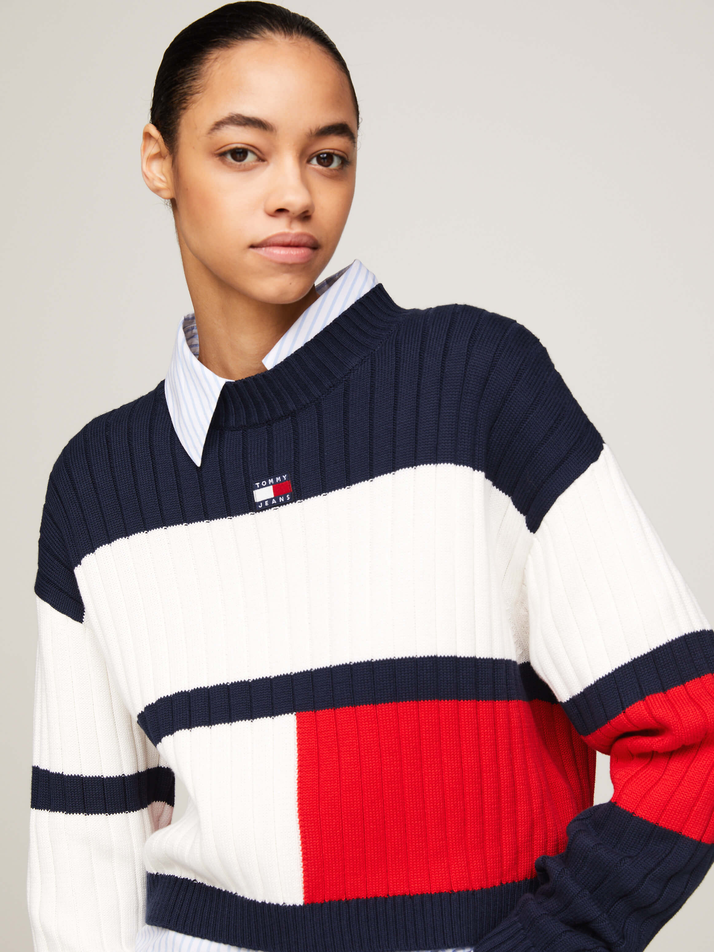 Suéter cropped color block con parche de mujer Tommy Jeans