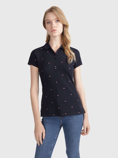 Polo-Tommy-Hilfiger-con-monograma-bordado-de-mujer
