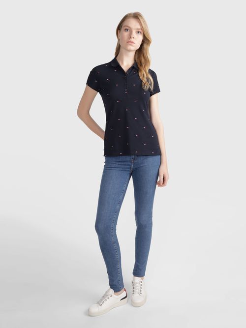 Polo-Tommy-Hilfiger-con-monograma-bordado-de-mujer
