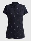 Polo-Tommy-Hilfiger-con-monograma-bordado-de-mujer