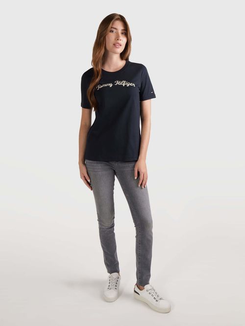 Playera-con-logo-en-fuente-Script-bordado-de-mujer-Tommy-Hilfiger
