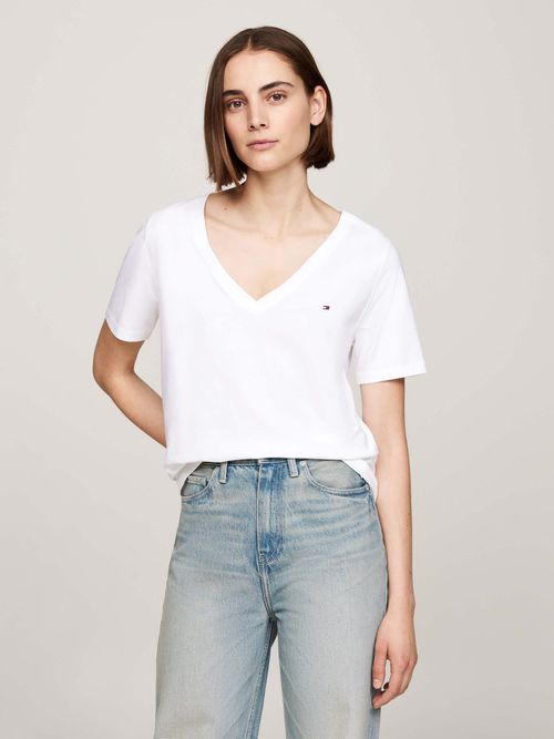 Playera-con-cuello-de-pico-y-logo-bordado-de-mujer-Tommy-Hilfiger-WW0WW44177-YCF