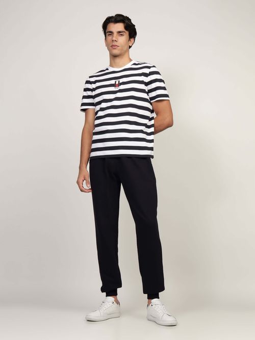 Playera-con-rayas-horizontales-y-logo-bordado-de-hombre-Tommy-Hilfiger-MW0MW37262-0A4