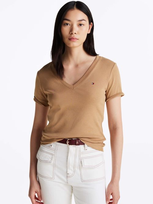 Playera-slim-con-cuello-de-pico-de-mujer-Tommy-Hilfiger-WW0WW40584-RBC