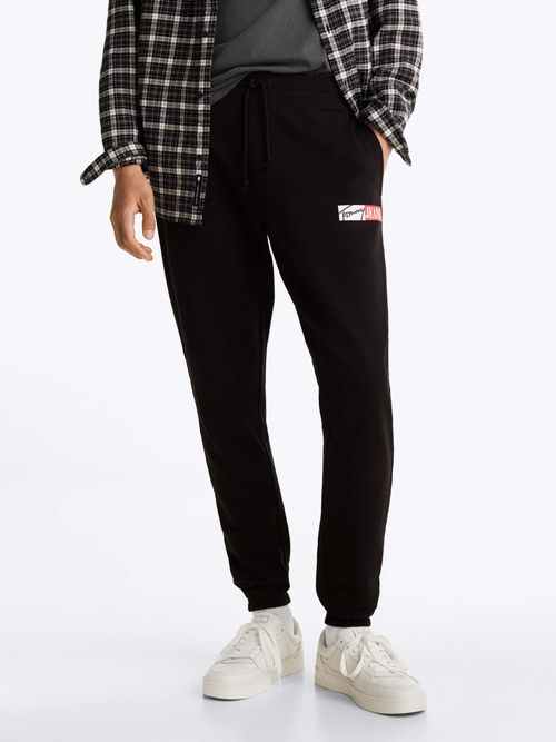 Joggers-con-bajos-elasticos-y-logo-distintivo-de-hombre-Tommy-Jeans-DM0DM20277-BDS