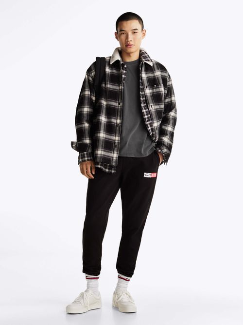 Joggers-con-bajos-elasticos-y-logo-distintivo-de-hombre-Tommy-Jeans-DM0DM20277-BDS