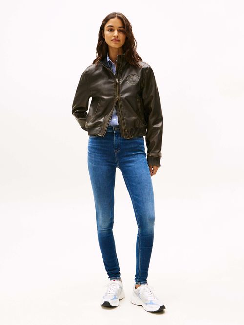 Jeans-Nora-de-corte-cenido-y-talle-medio-destenidos-de-mujer-Tommy-Jeans-DW0DW19549-1BK