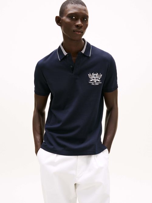 Polo-de-corte-regular-con-escudo-TH-bordado-de-hombre-Tommy-Hilfiger-MW0MW38489-DW5
