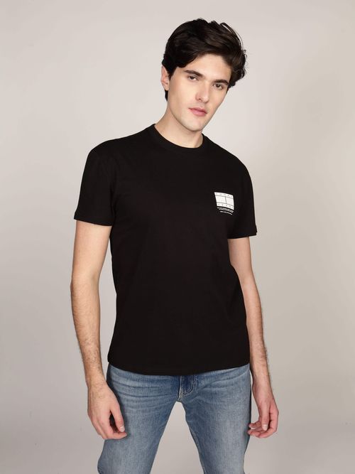 Playera-con-logo-en-el-pecho-de-hombre-Tommy-Jeans-DM0DM20814-BDS