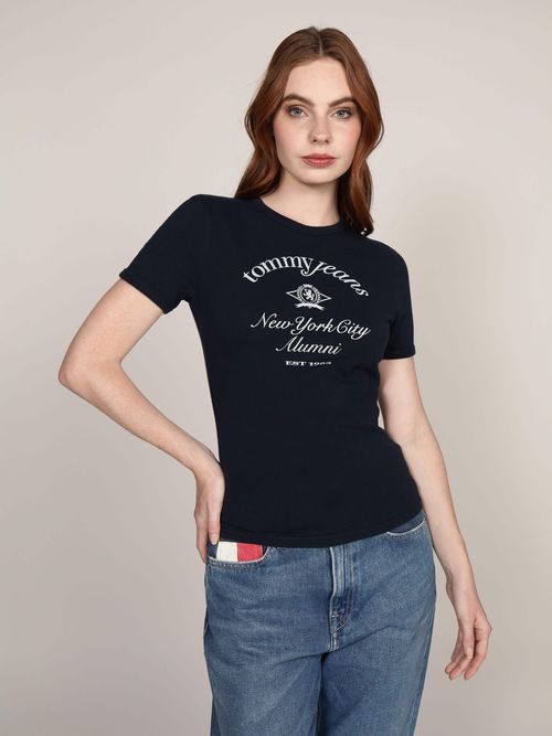Player-corte-slim-con-logo-NYC-Alumni-de-mujer-Tommy-Jeans-DW0DW20323-C1G