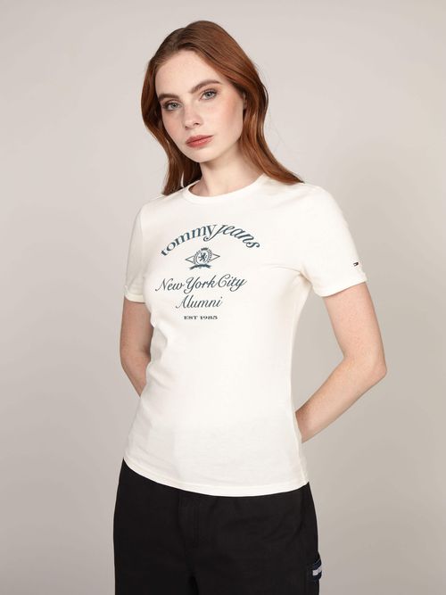 Player-corte-slim-con-logo-NYC-Alumni-de-mujer-Tommy-Jeans-DW0DW20323-YBH