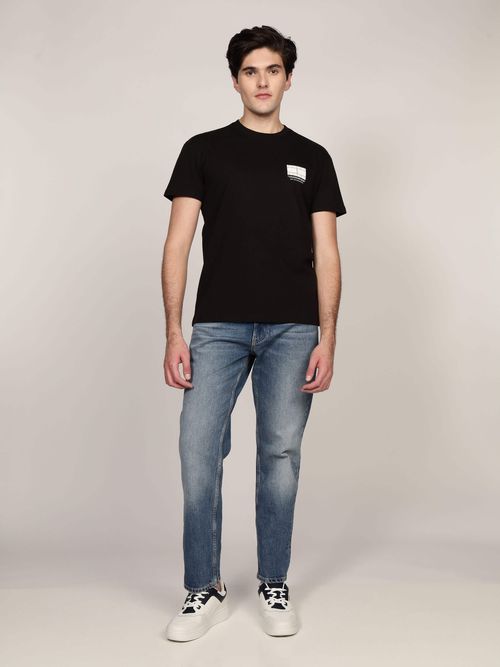 Playera-con-logo-en-el-pecho-de-hombre-Tommy-Jeans-DM0DM20814-BDS