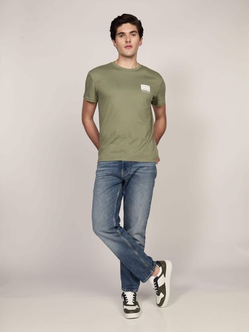 Playera-con-logo-en-el-pecho-de-hombre-Tommy-Jeans-DM0DM20814-MR6