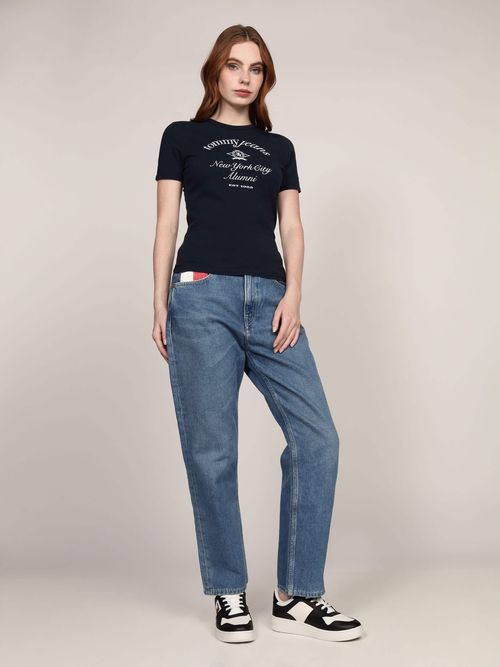 Player-corte-slim-con-logo-NYC-Alumni-de-mujer-Tommy-Jeans-DW0DW20323-C1G