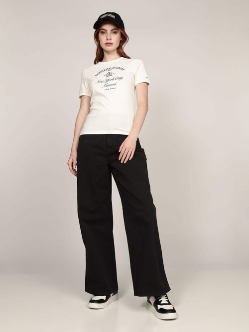 Player-corte-slim-con-logo-NYC-Alumni-de-mujer-Tommy-Jeans-DW0DW20323-YBH