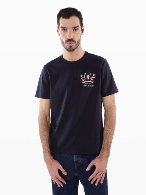 playera-con-escudo-bordado-en-el-pecho-de-hombre-tommy-hilfiger