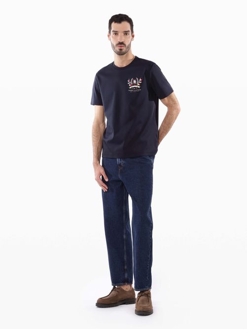 playera-con-escudo-bordado-en-el-pecho-de-hombre-tommy-hilfiger