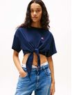 playera-anudada-corte-cropped-con-parche-de-mujer-tommy-jeans