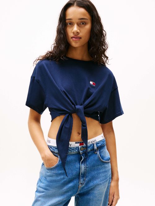 playera-anudada-corte-cropped-con-parche-de-mujer-tommy-jeans