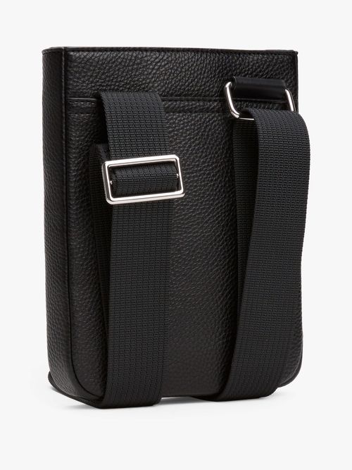 bolso-bandolera-granulado-con-logo-metalico-de-hombre-tommy-hilfiger