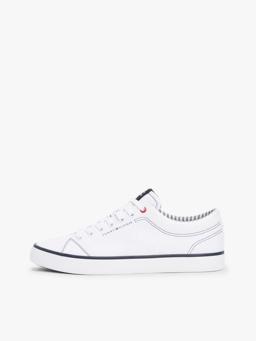 Tenis-con-parche-del-logo-y-pespuntes